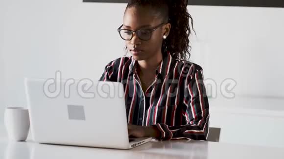 在办公室里拿着笔记本电脑工作的女商人视频的预览图