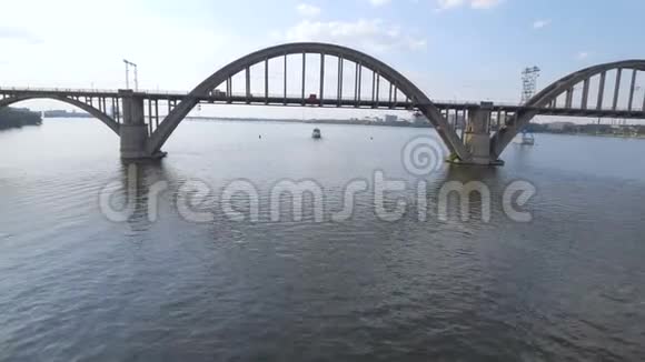 丹妮珀河上的游船视频的预览图