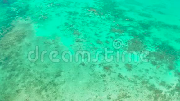 热带海洋中的珊瑚礁和环礁俯视图海面视频的预览图