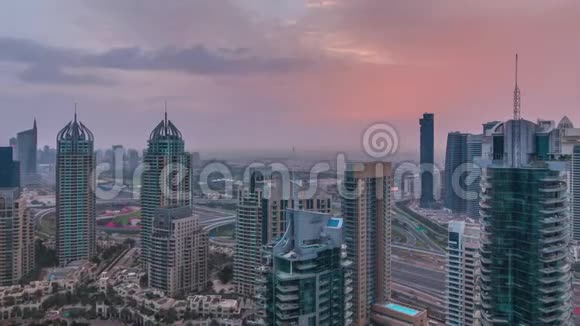 迪拜海滨时代日出的空中俯视图现代化的塔楼和道路上的交通视频的预览图