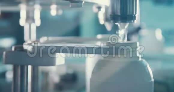 在一条生产线上灌装化学瓶视频的预览图