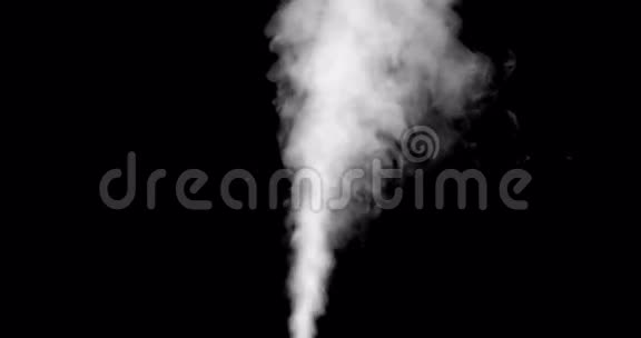 隔离白烟的垂直吹蒸汽视频的预览图