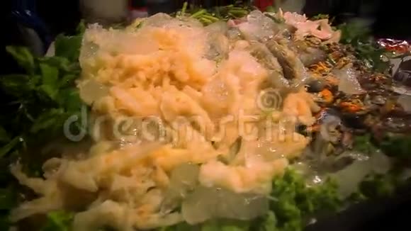 传统泰国菜和新鲜食材视频的预览图