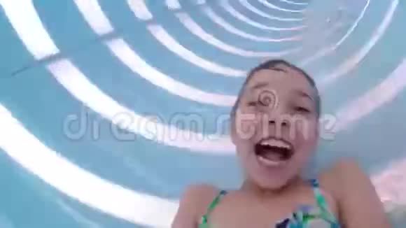 在水上公园快乐的小女孩视频的预览图