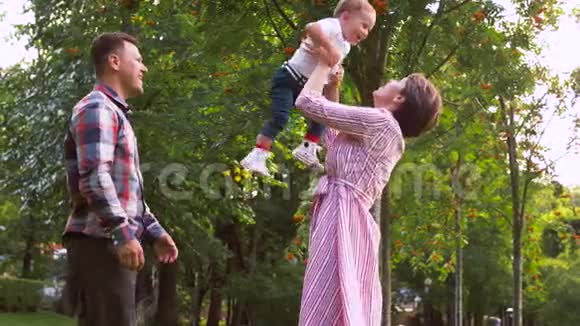 快乐的一家人在夏天公园玩视频的预览图
