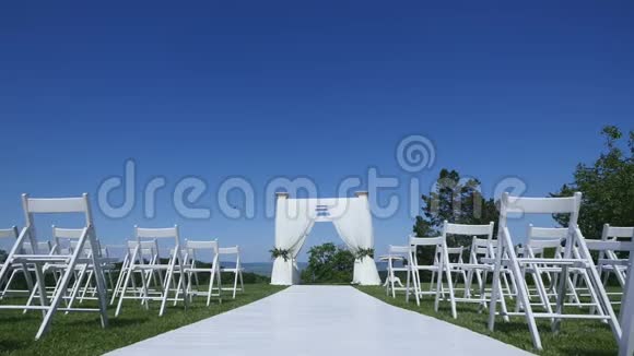 在婚礼仪式上从过道上摆满一排排椅子视频的预览图