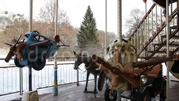 冬季白天的郡游乐场旋转木马视频的预览图