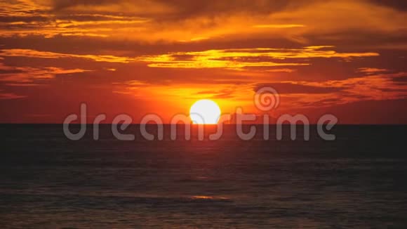 海洋上的橙色日落视频的预览图