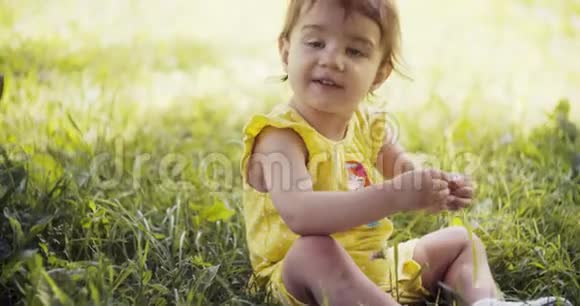 可爱的女婴在春末探索公园视频的预览图