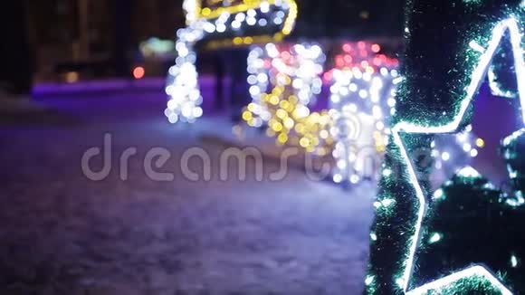 圣诞节新年时间在城市街道装饰和照明视频的预览图