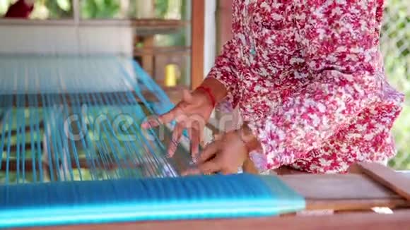 丝绸农场蚕虫茧制衣服纺织厂视频的预览图
