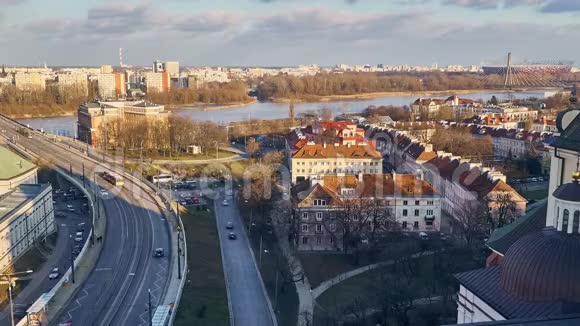 美丽的全景无人机在维斯特拉河和华沙市摩天大楼上斜拉西耶科夫斯基大桥视频的预览图