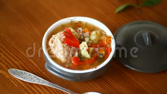 菜汤和肉丸和胡椒在盘子里视频的预览图