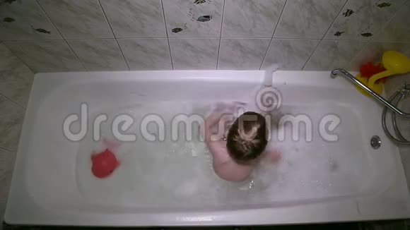 小男孩用泡沫洗澡视频的预览图