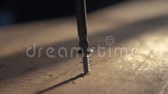 工人用螺丝刀拧紧螺丝螺丝起子拧在木板上细木工和建筑视频的预览图