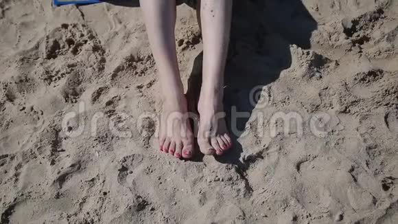 美丽的女人站在沙滩上视频的预览图