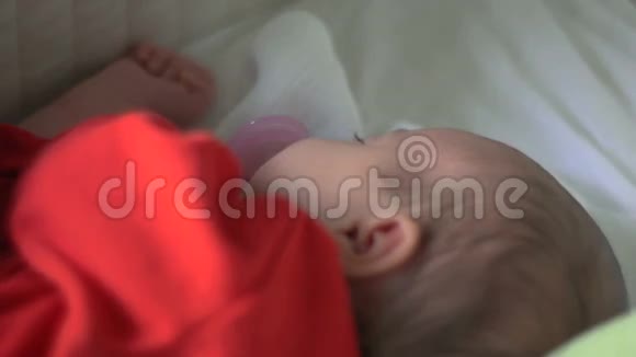 婴儿婴儿女孩睡觉视频的预览图
