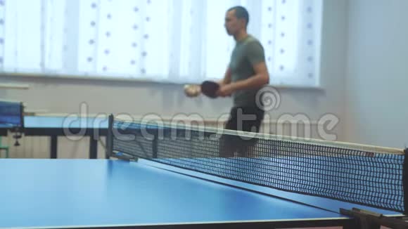 乒乓球反手概念模糊焦点男子打球生活方式训练乒乓球运动视频的预览图