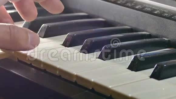 弹人合成器钢琴手拿钥匙视频的预览图