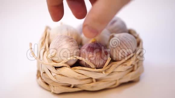 柳条篮子里的大蒜白色背景法式大蒜干红蒜视频的预览图
