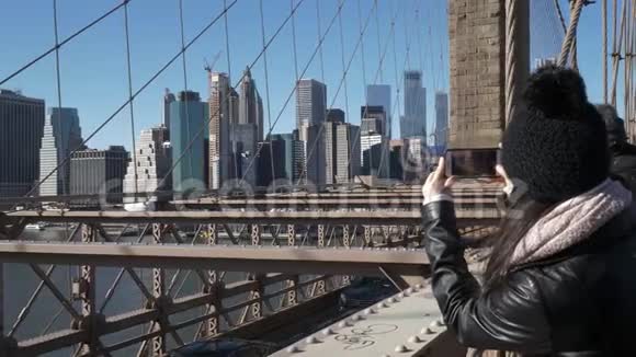 从纽约布鲁克林大桥俯瞰天际线视频的预览图