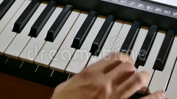 合成器演奏人钢琴手按键视频的预览图