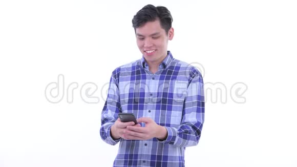 年轻的亚洲潮男用电话视频的预览图