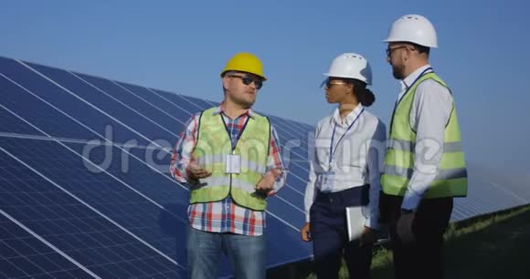 电力工人在太阳能农场散步视频的预览图