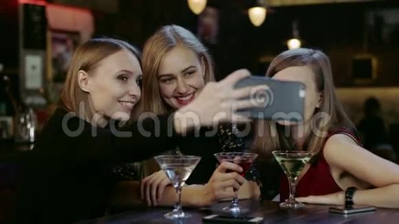 年轻人在酒吧里自拍视频的预览图