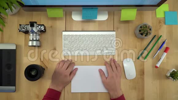 男子双手在工作场所的平板特写电脑上工作视频的预览图
