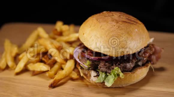 典型的美国快餐汉堡和薯条视频的预览图