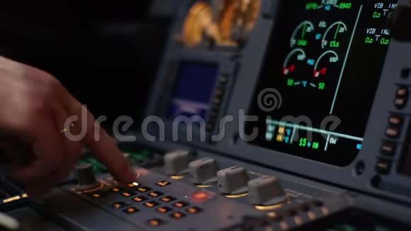 客机自动驾驶控制元件飞机飞行甲板上的开关面板双引擎的推力杆视频的预览图