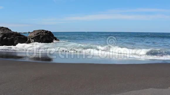 黑沙滩蓝天海洋海浪海景视频的预览图