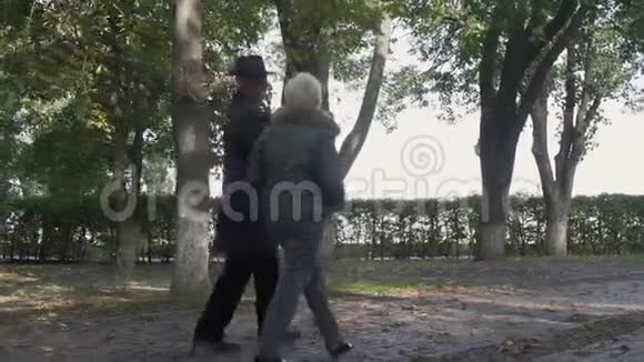 在公园散步的成年夫妇视频的预览图