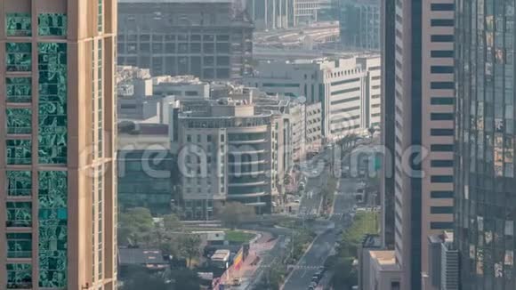 大城市时间推移道路交叉口的鸟瞰图视频的预览图