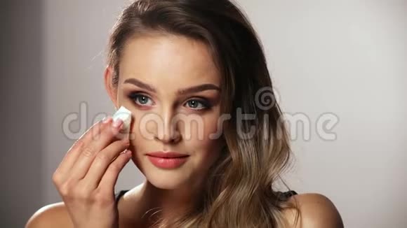 化妆应用海绵化妆品的女性视频的预览图