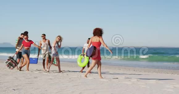 度假时在海滩散步的年轻成年朋友视频的预览图