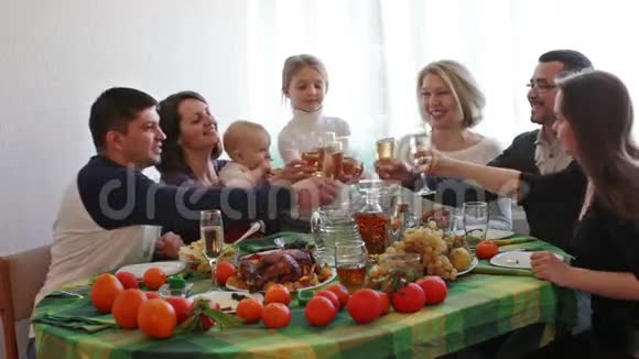 多代家庭坐在假日餐桌上视频的预览图
