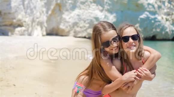 暑假期间在热带海滩玩的小女孩视频的预览图