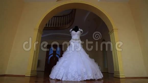 一件优雅的婚纱在一间漂亮的浅色房间里穿着一个模特视频的预览图