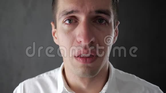 悲伤的人在眼里流泪的肖像沮丧的商人哭泣绝望中的人视频的预览图