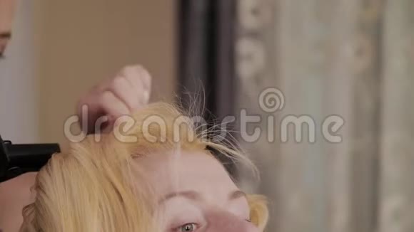 专业理发师女士做模特发型照片视频的预览图