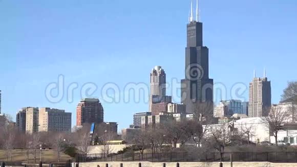 芝加哥伊利诺伊州天际线从密歇根湖的海岸看到在深冬视频的预览图