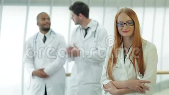 欢快的女医生画像视频的预览图