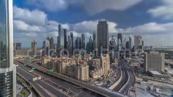在阿联酋迪拜谢赫扎耶德路和DIFC时间推移的建筑物的天际线视图视频的预览图