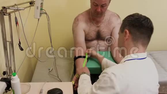 男医生用医疗器械检查病人视频的预览图