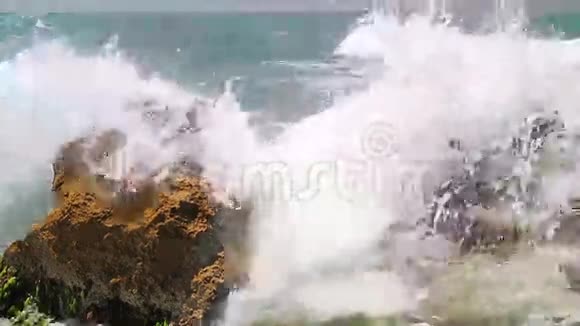 绿松石滚动波撞击岩石视频的预览图