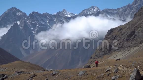 喜马拉雅山的游客视频的预览图