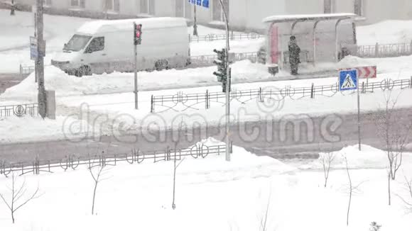 冬季城市的汽车交通视频的预览图