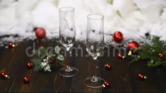 圣诞节和新年庆祝活动配杯香槟视频的预览图